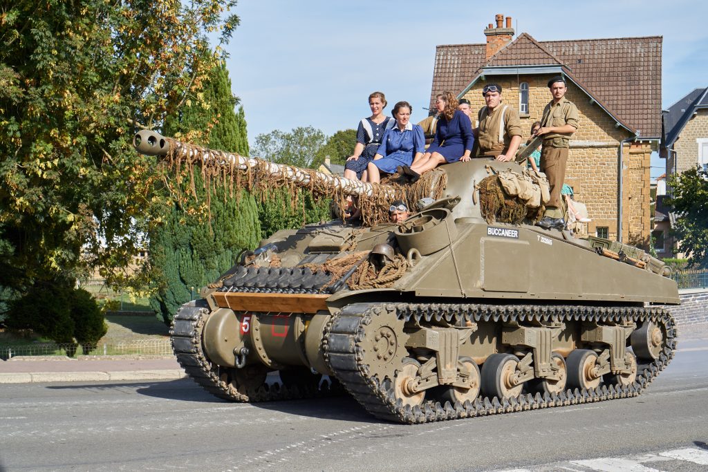 Un char Sherman de la Deuxième Guerre mondiale participe au défilé des Libertés Retrouvées à Donchery.