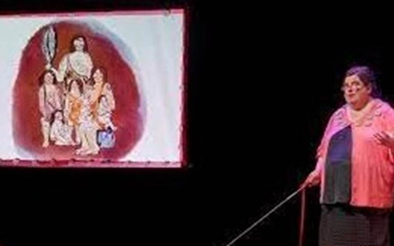 Théâtre clownesque : La femme préhistorique expliquée aux gens